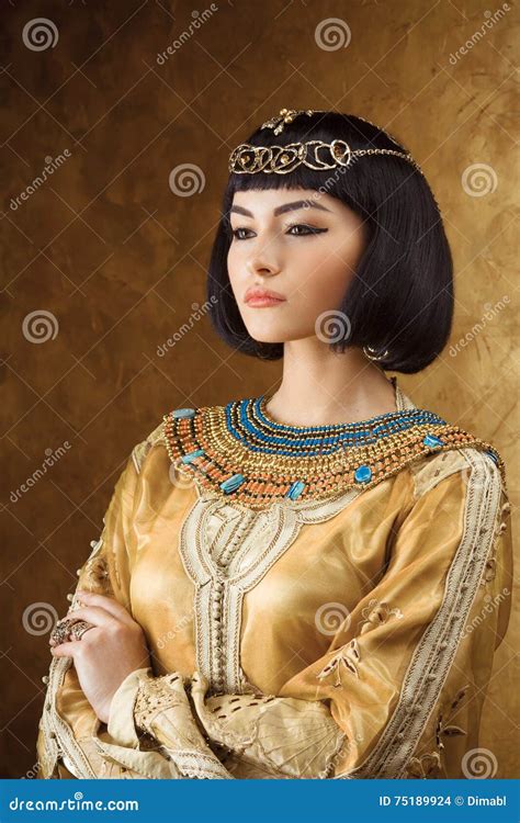 Красивая египетская женщина любит cleopatra на золотой предпосылке Стоковое Фото изображение