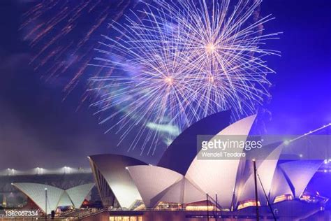 Sydney Fireworks New Years Eve Photos Et Images De Collection Getty