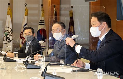 1분기 매출 기준으론 60%가 동박, 24%가 oled소재 입니다. 美반도체‧배터리 투자 참여?…한미정상회담에 최태원·삼성·LG ...