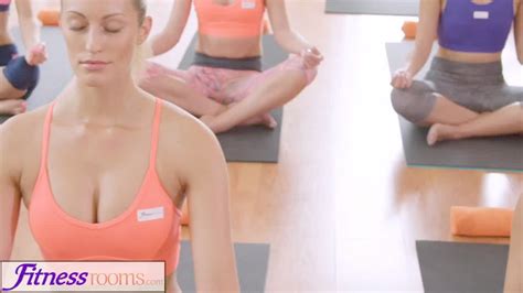 Fitnessrooms Sweaty Cleavage In A Room Full Of Yoga Girls