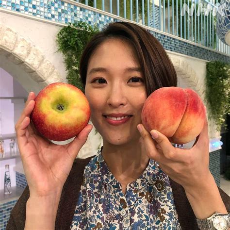あさイチさんのインスタグラム写真 あさイチinstagram 「 美味しい桃🍑とりんご🍎の見分け方 注目すべきは「おしり」！ 桃は、われめの左右が対象なもの。 りんごはおしりが黄色い