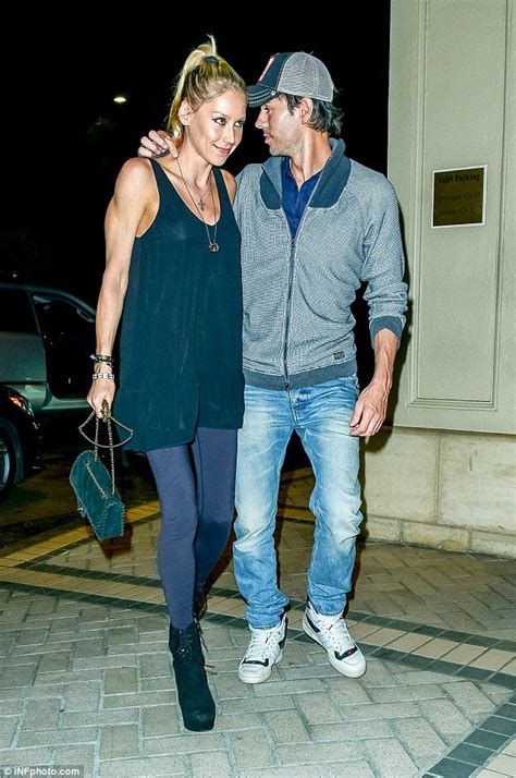Enrique Iglesias and Anna Kournikova enjoy romantic date night Девочка