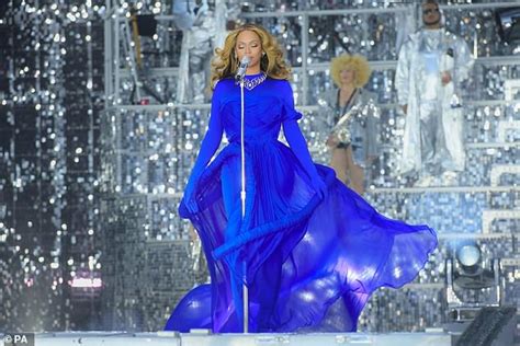 Beyonce Looks Glamorous In A Blue Mesh Gown On Stage In London Daily