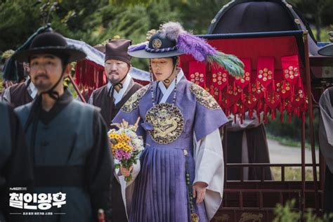 Queen episode 12 akan tayang pada malam ini, minggu, 17 januari 2021. "Mr. Queen" Teases Blossoming Romance Between Kim Jung ...