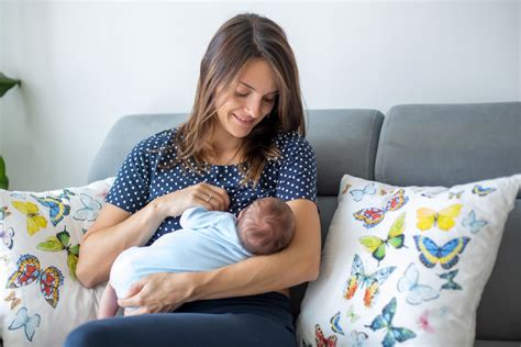 Bijna De Helft Van Moeders Voelt Zich Ongemakkelijk Bij Borstvoeding In