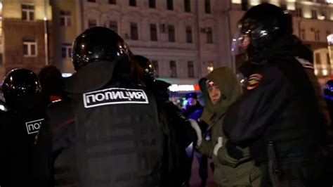 see anti war protesters being arrested in russia cnn