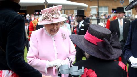 Queen Elizabeth Reunites With Woman She Met 70 Years Ago See The Then