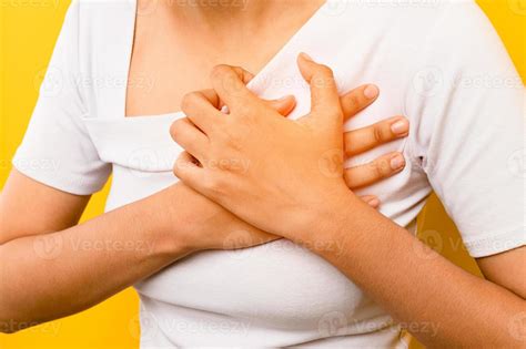 mulher asiática segurando o peito dor no peito dor aguda ataque