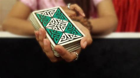 Tarot adalah sekelompok kartu berjumlah 78 lembar yang umumnya digunakan untuk kepentingan spiritual atau ramalan nasib. 4 Langkah Membaca Tarot - Tarot Telling Indonesia