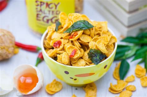 ADUCKTIVE SPICY SALTED EGG CORNFLAKES