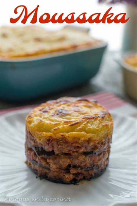 Los platos tradicionales de moussaka griega eran cazuelas en capas de verduras y carne. La moussaka es uno de los platos estrella de la cocina ...