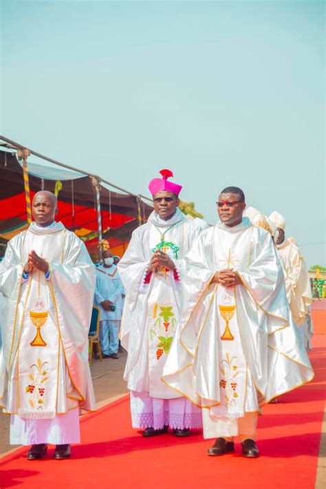 Le Nouvel Evêque De Djougou Célèbre Sa 1ère Messe Dominicale 24