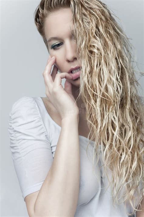 Fille Blonde Sensuelle Dans La Chemise Humide Photo Stock Image Du