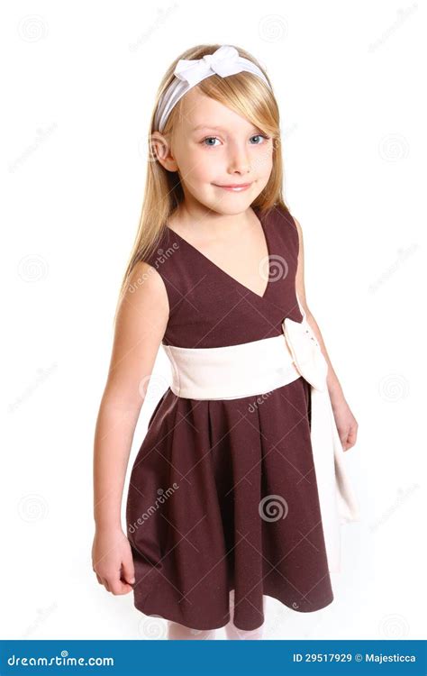 Verticale De Petite Fille Dans Une Robe Sur Un Fond Blanc Image Stock