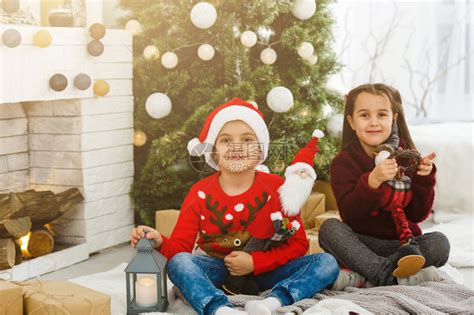哥和姐坐在家里美丽的圣诞树附高清图片下载 正版图片506285811 摄图网