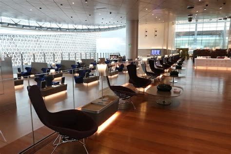 Review Qatar Airways Al Mourjan Business Class Lounge Doha