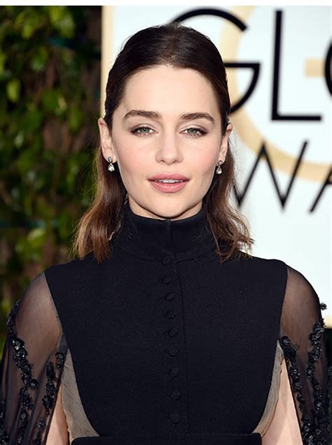 [PHOTOS] Emilia Clarke's Golden Globes Hair & Makeup — Her Pretty Pink ...