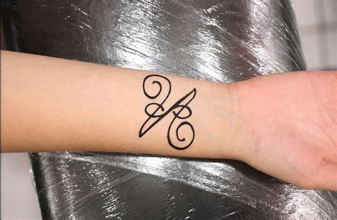 Diseños y tatuajes de letras con distintos tipos de estilo de letras. 115 Tatuajes pequeños con letras y símbolos para mujeres