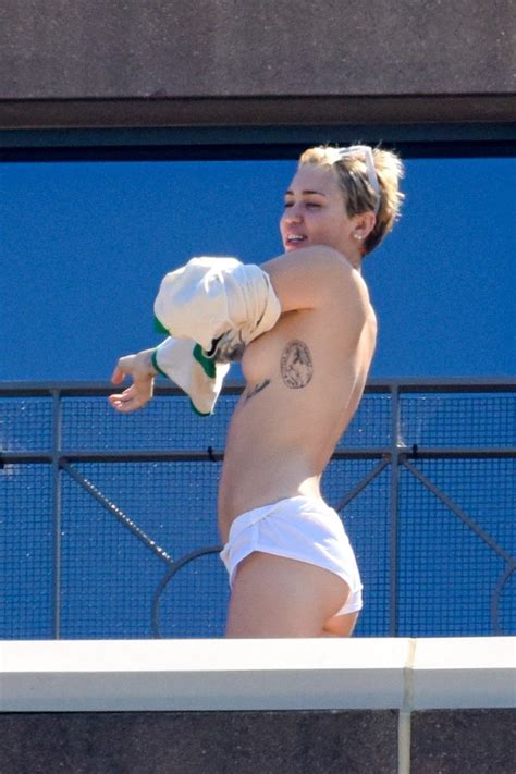 Miley Cyrus Topless 24 Photos Thefappening