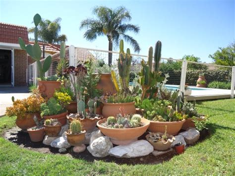 Imágenes | clicando en cada imagen podréis acceder a su fuente. Jardines llenos de cactus y piedras, más fácil no se puede ...