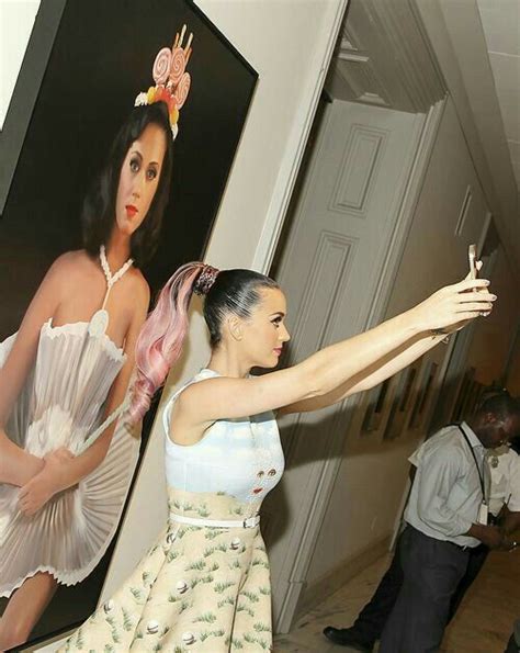 Katy Making A Selfie With Herself Still Love It Katy Perry Russell Brand Cantantes
