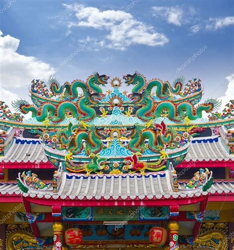 Dragon Statue On Chinese Temple Roof — Stock Photo © Tungphoto 6181539