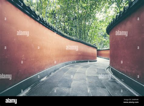 Des Murs Rouges Mystérieux Passage Entouré De Forêt De Bambou