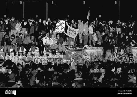 Berlin November 10 1989 Thousands Of Berliners Gather On The Berlin