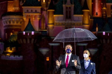 Video Momentous Nighttime Spectacular Debuts At Hong Kong Disneyland