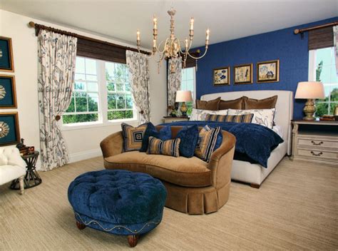 Gold colored drapes, gold coloured furniture, golden coloured carpeting…this color let us accomplish life. 20 Beautiful Bedroom Designs with Gold and Navy Accents ...