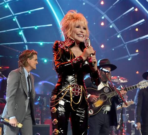 Dolly Parton Inducted Into Rock Roll Hall Of Fame Teases Upcoming Rock Album Musicrow Com