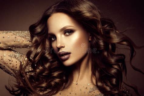 Bilden Sie Zauberporträt Des Schönheitsmodells Mit Neuem Make up Und