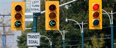 Who Has Right Of Way At A Traffic Light Controlled Intersection When