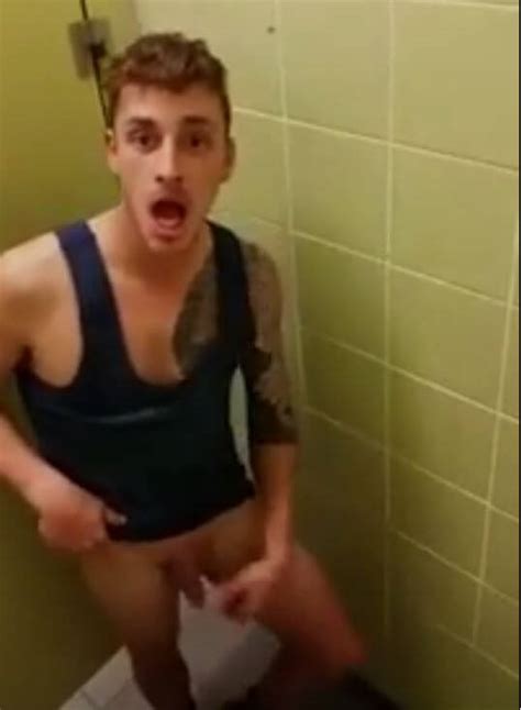 Bel Ragazzo Corre A Pene Al Vento In Uno Stadio Video Gay It