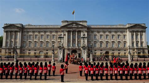 Buckingham palace is one of the most iconic buildings in the world. London Tour of Buckingham Palace: Queen of England's House ...