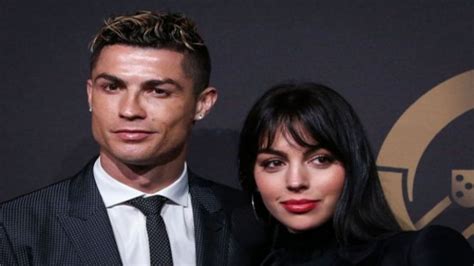 perhiasan senilai 2 miliar ronaldo lamar kekasihnya