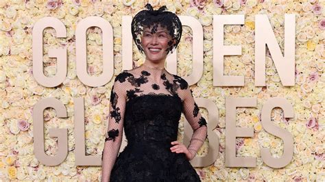 Golden Globes Rosamund Pike Turns Unfortunate Accident Into Fashion Win Fashion Trends