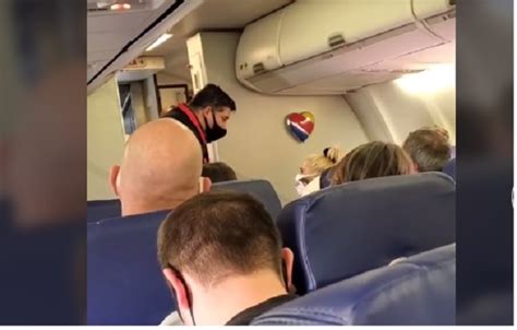 Southwest Airlines Passengers Cheer As Couple Get Thrown Off Flight For Not Wearing A Mask