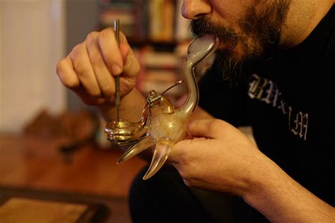 A Guide To Dabbing Stoner Things