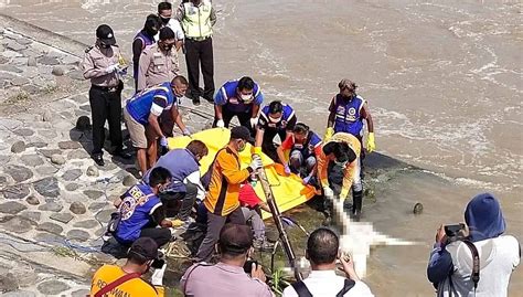 Mayat Perempuan Telanjang Ditemukan Mengambang Di Sungai Brantas