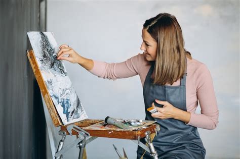 Mujer Artista Pintando En Estudio Foto Gratis