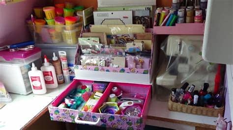 Exposición de cosas de casa. Organizador para scrapbook, papeleria, oficina o ...