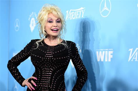 Dolly Parton Officially Inducted Into The Rock Roll Hall Of Fame Everydaykoala