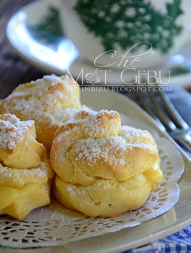 Cream puff ialah pastri ringan berongga dan biasanya dipenuhi dengan krim atau kastard. Cream Puff Wif Custard Vanilla Filling by Mat Gebu