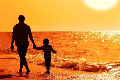 Papa E Hijo Caminando Por La Playa Tomados De La Mano Coaching Tdah