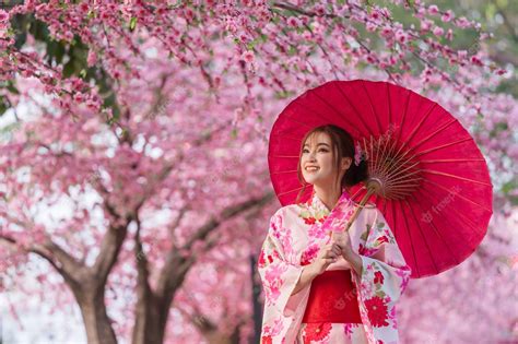 Premium Photo Woman In Yukata Kimono Dress Holding Umbrella And