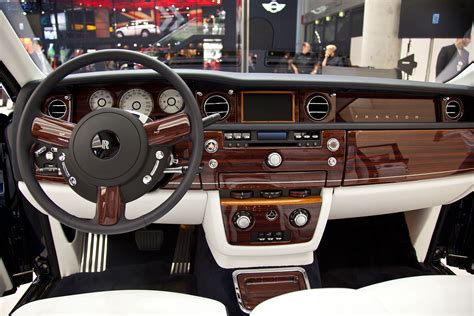 File rolls royce phantom drophead coupe innenraum 1 10. Foto: Rolls-Royce Phantom, Innenraum vorne (vergrößert)