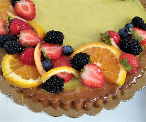 Crostata Intera Con Crema Pasticcera E Frutta Fresca Di Stagione La