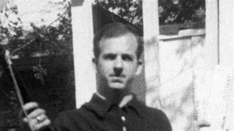 Proof oswald backyard photo is a fake. Oswald's "Backyard Photos" faked: Oliver Stone's JFK: The ...