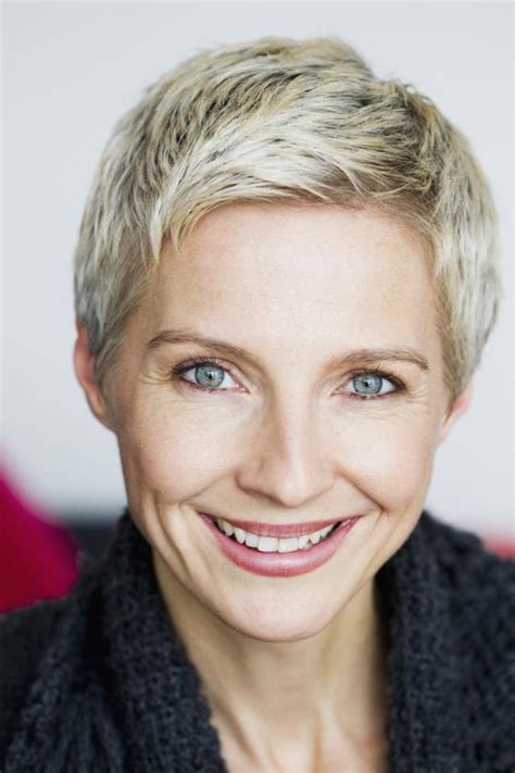 20 short hairstyles for older women